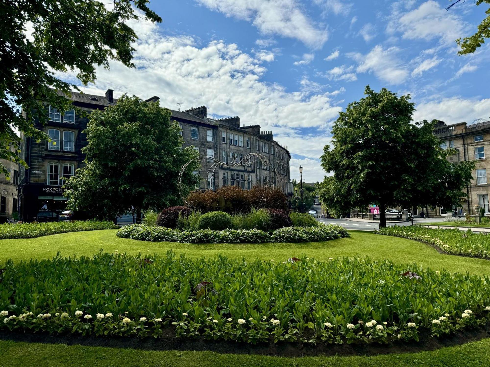 The Crown View - Luxury Apartment - Free Parking Nearby ハロゲート エクステリア 写真